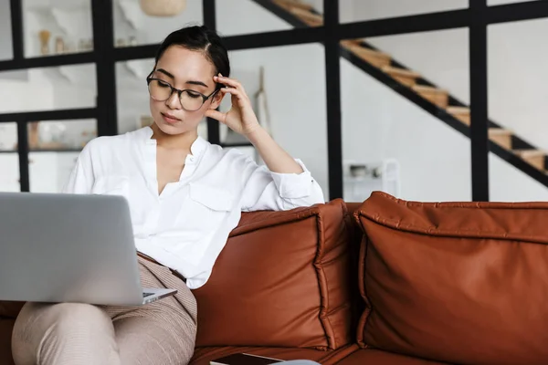 Aantrekkelijke Jonge Aziatische Zakenvrouw Ontspannen Een Leren Bank Thuis Werken — Stockfoto