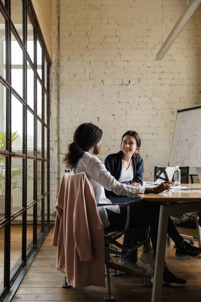 Dos Atractivas Sonrientes Empresarias Multiétnicas Inteligentes Que Trabajan Nuevo Proyecto — Foto de Stock