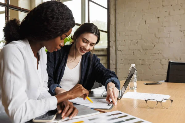 Två Attraktiva Leende Smarta Multietniska Kvinnliga Entreprenörer Arbetar Över Nya — Stockfoto
