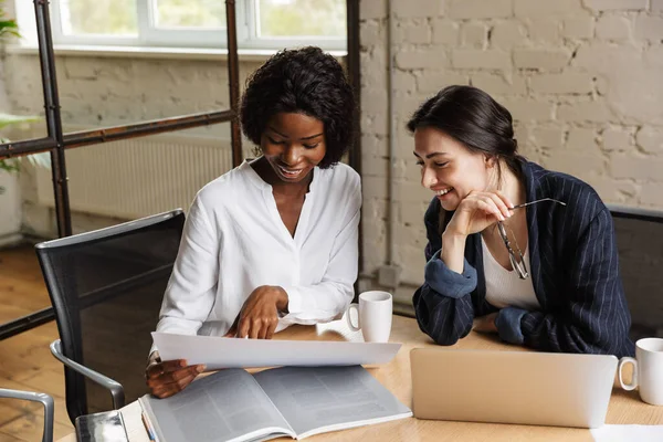 Duas Atraentes Mulheres Empresárias Multiétnicas Inteligentes Sorridentes Que Trabalham Novo — Fotografia de Stock