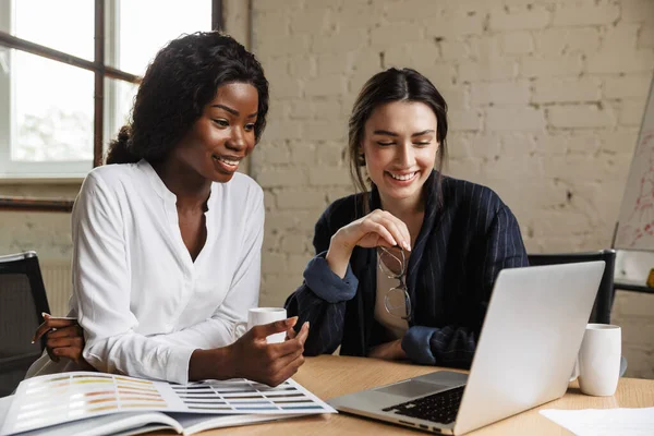 Duas Atraentes Mulheres Empresárias Multiétnicas Inteligentes Sorridentes Que Trabalham Novo — Fotografia de Stock