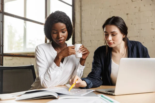 Två Attraktiva Smarta Multietniska Kvinnliga Entreprenörer Arbetar Över Nya Projekt — Stockfoto