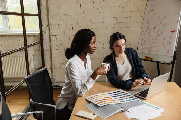 Två Attraktiva Smarta Multietniska Kvinnliga Entreprenörer Arbetar Över Nya Projekt — Stockfoto