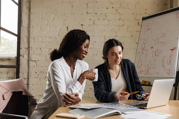 Deux Femmes Entrepreneures Multiethniques Intelligentes Souriantes Qui Travaillent Sur Nouveau — Photo