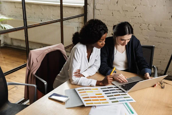 Självsäkra Seriösa Smarta Kvinnliga Entreprenörer Som Arbetar Med Ett Nytt — Stockfoto