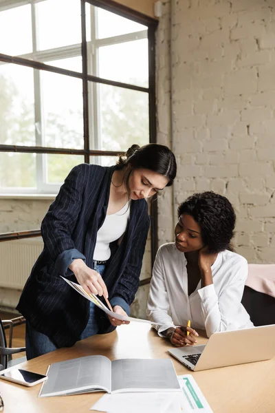 Självsäkra Seriösa Smarta Kvinnliga Entreprenörer Som Arbetar Med Ett Nytt — Stockfoto