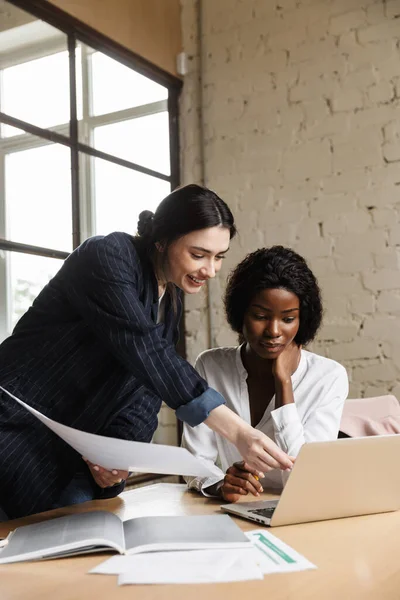 Αυτοπεποίθηση Χαμογελαστή Έξυπνες Γυναίκες Επιχειρηματίες Που Εργάζονται Ένα Νέο Έργο — Φωτογραφία Αρχείου