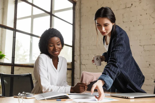 Deux Femmes Entrepreneures Multiethniques Intelligentes Souriantes Qui Travaillent Sur Nouveau — Photo