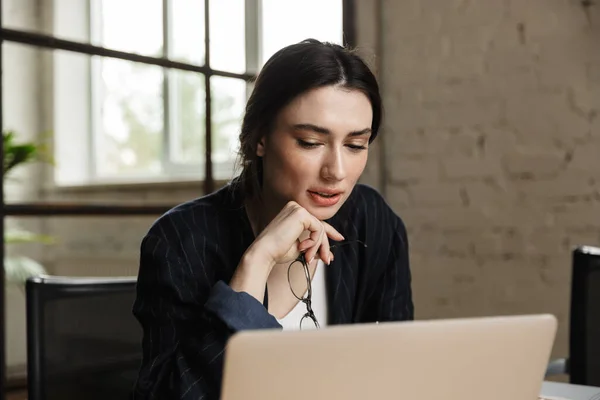 Fiducioso Serio Attraente Giovane Imprenditrice Che Lavora Sul Computer Portatile — Foto Stock