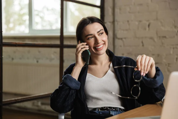 Ofis Masasında Oturup Cep Telefonuyla Konuşurken Dizüstü Bilgisayarda Çalışan Kendine — Stok fotoğraf