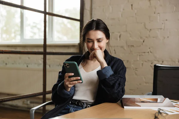 Joven Emprendedora Atractiva Sonriente Segura Sentada Escritorio Oficina Usando Teléfono — Foto de Stock