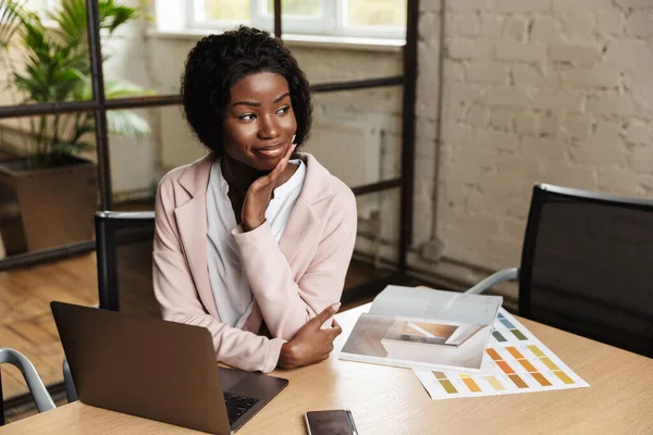 Confiante Sorrindo Atraente Jovem Empresária Africana Trabalhando Computador Portátil Enquanto — Fotografia de Stock