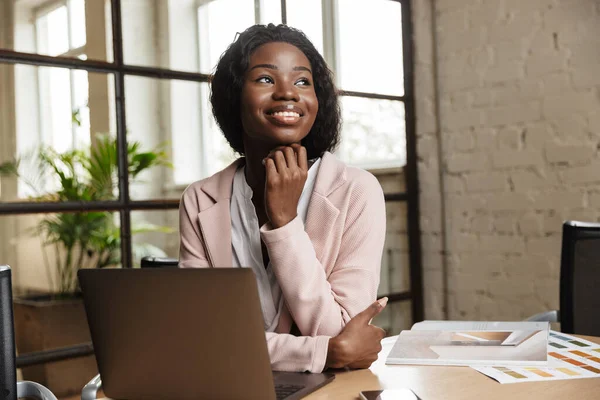 Confiado Sonriendo Atractiva Joven Mujer Africana Empresario Que Trabaja Ordenador — Foto de Stock