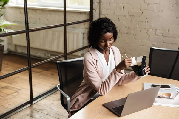 Pengusaha Wanita Muda Afrika Yang Percaya Diri Bekerja Komputer Laptop — Stok Foto