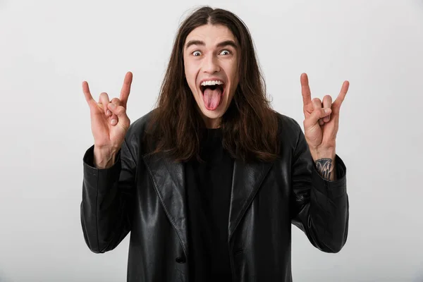 Retrato Hombre Moreno Pelo Largo Con Chaqueta Espuma Sobresaliendo Lengua — Foto de Stock