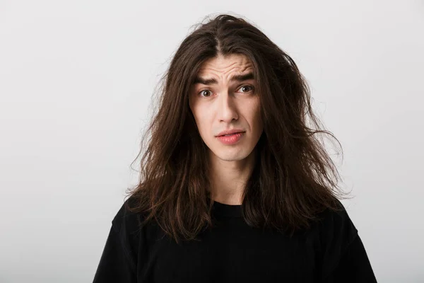 Retrato Belo Homem Confuso Com Cabelo Comprido Batendo Olhando Para — Fotografia de Stock