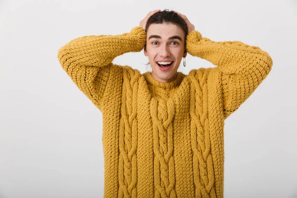 Retrato Hombre Caucásico Encantado Con Pendiente Sonriendo Agarrando Cabeza Sobre — Foto de Stock