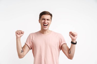 Beyaz arka planda izole edilmiş, beyaz tişörtlü, çığlık atan ve el kol hareketi yapan mutlu beyaz bir adam resmi.