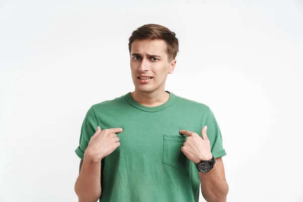 Bild Förvirrad Kaukasisk Man Grundläggande Shirt Frågar Och Pekar Fingrar — Stockfoto