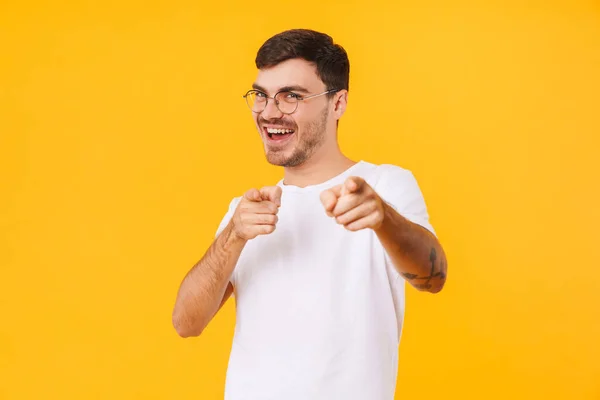 Foto Jovem Alegre Óculos Apontando Dedos Para Câmera Sorrindo Isolado — Fotografia de Stock