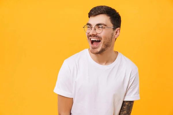 Foto Joven Alegre Con Anteojos Mirando Lado Riendo Aislado Sobre —  Fotos de Stock