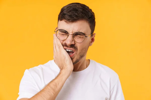 Foto Des Unglücklichen Jungen Mannes Brille Mit Zahnschmerzen Isoliert Über — Stockfoto