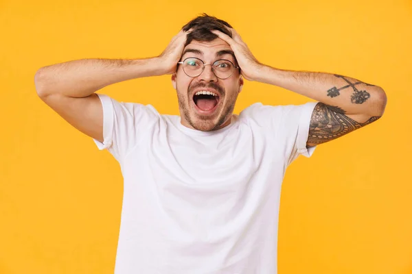 Foto Eines Überraschten Jungen Mannes Mit Brille Der Schreit Und — Stockfoto