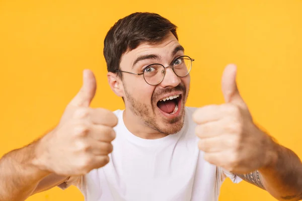 Foto Detailní Záběr Radostný Mladý Muž Brýlích Ukazující Palce Nahoru — Stock fotografie
