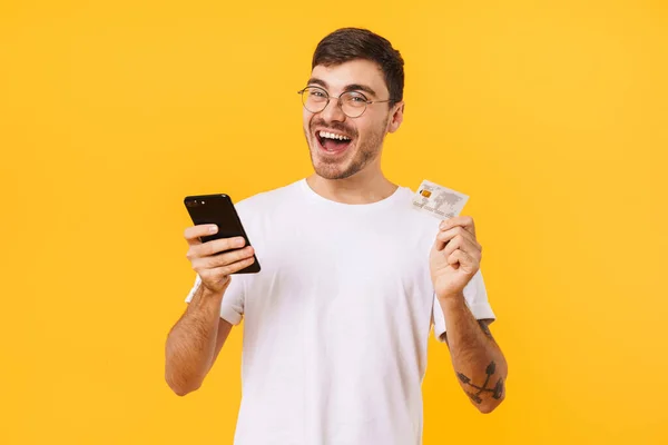 Foto Joven Encantado Con Gafas Con Tarjeta Crédito Teléfono Celular — Foto de Stock