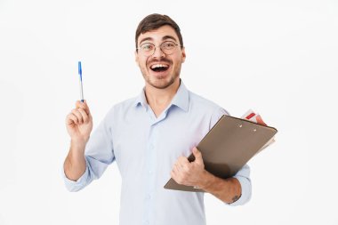 Gözlüklü heyecanlı yakışıklı adamın elinde belgelerle ve beyaz arka planda izole edilmiş bir gülümsemeyle fotoğrafı.