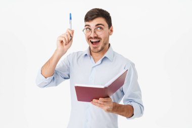 Gözlüklü yakışıklı adamın beyaz arka planda izole edilmiş notlar aldığı bir fotoğraf.