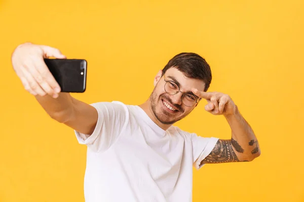 Foto Van Een Vrolijke Jongeman Een Bril Die Selfie Neemt — Stockfoto