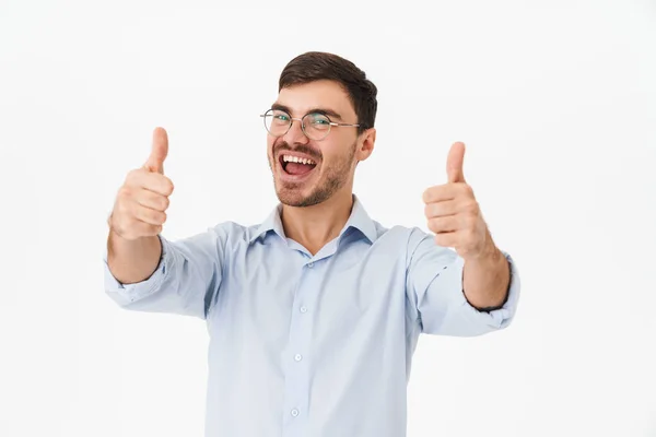 Zdjęcie Radosnego Włosia Człowieka Okularach Pokazujących Kciuki Górę Uśmiechnięty Izolowany — Zdjęcie stockowe