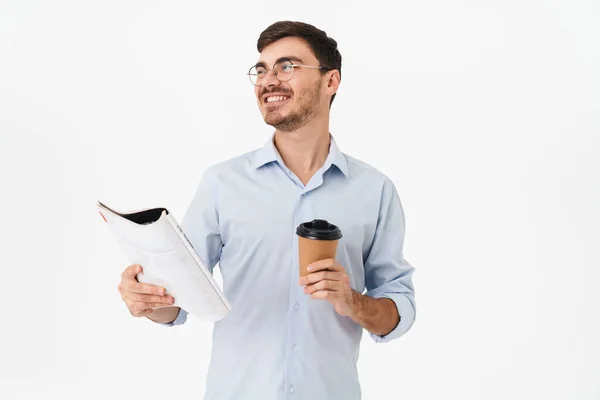 Foto Glad Kaukasisk Man Glasögon Dricka Kaffe Och Läsa Tidningen — Stockfoto