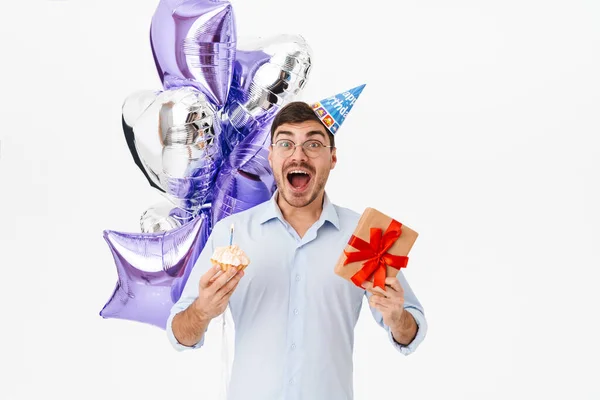 Photo Excited Caucasian Man Party Cone Holding Cake Candle Gift — Stock Photo, Image