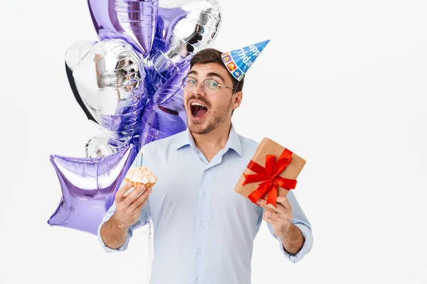 Photo Excited Caucasian Man Party Cone Holding Cake Candle Gift — Stock Photo, Image