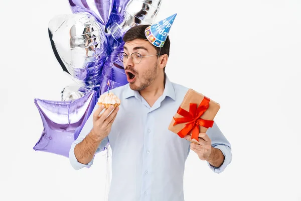 Foto Homem Caucasiano Animado Cone Festa Segurando Bolo Com Vela — Fotografia de Stock