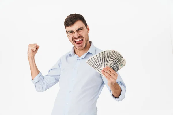 照片中戴着眼镜的快乐男人拿着美元 在白色背景下做着与获奖者无关的手势 — 图库照片