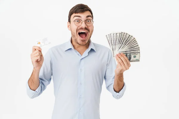 写真の中の喜びの男で眼鏡を保持ドルとクレジットカード隔離された白い背景 — ストック写真