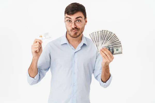 写真の混乱した若い男で眼鏡を保持ドルとクレジットカード隔離された白い背景 — ストック写真