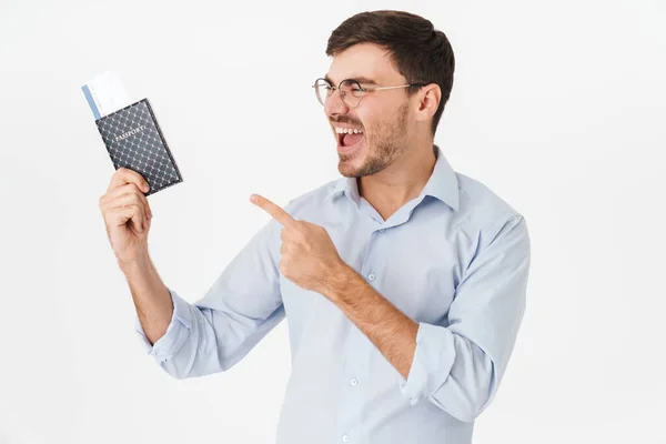 Foto Hombre Encantado Con Anteojos Sosteniendo Señalando Con Dedo Pasaporte —  Fotos de Stock