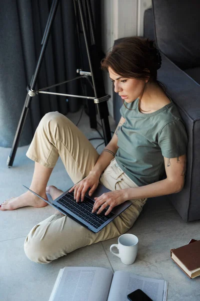 Atrakcyjna Młoda Kobieta Siedząca Kanapie Salonie Korzystająca Laptopa Pijąca Kawę — Zdjęcie stockowe