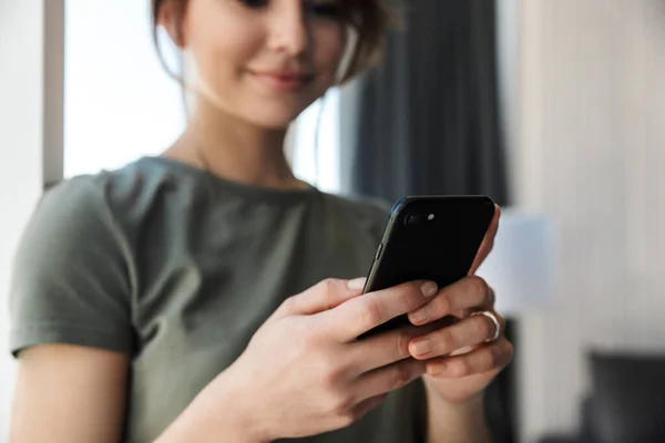 Närbild Attraktiv Ung Kvinna Som Använder Mobiltelefon När Hon Står — Stockfoto