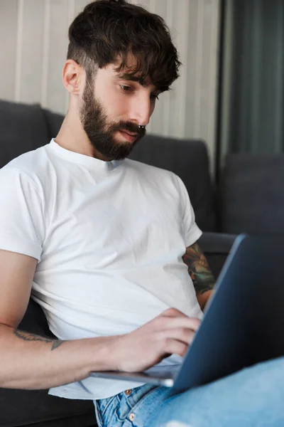 Bello Fiducioso Giovane Uomo Barbuto Che Utilizza Computer Portatile Mentre — Foto Stock