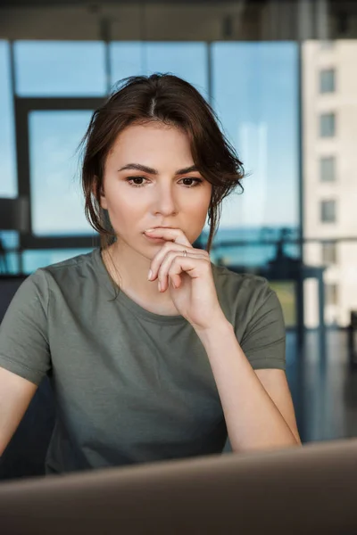 Atractiva Mujer Joven Pensativa Que Trabaja Ordenador Portátil Mientras Está — Foto de Stock