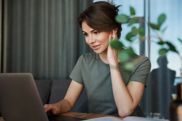 Attractive Smiling Young Woman Working Laptop Computer While Sitting Table — Stock Photo, Image