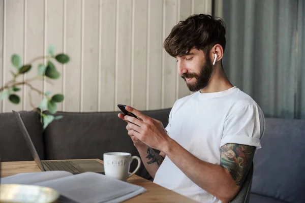 Handsome Smiling Young Bearded Man Working Laptop Computer While Sitting — Stock Photo, Image