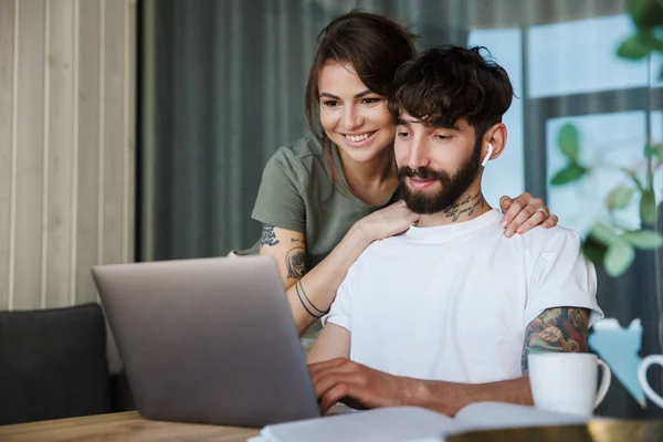 Piękna Uśmiechnięta Młoda Para Korzystająca Laptopa Podczas Spędzania Czasu Kuchni — Zdjęcie stockowe