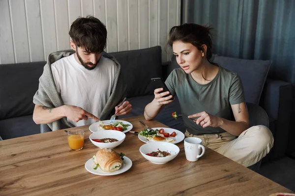 Preciosa Pareja Joven Desayunando Sano Cocina Usando Teléfono Móvil — Foto de Stock