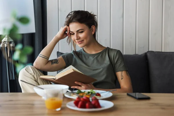 Attractive Smiling Young Woman Having Tasty Healthy Breakfast While Sitting — Stock Photo, Image